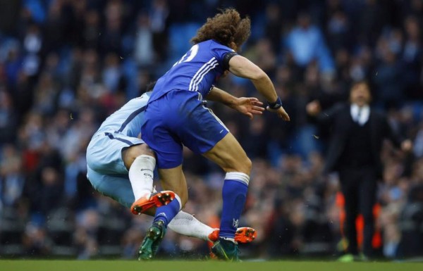 Video: La entrada criminal del Kun Agüero a David Luiz