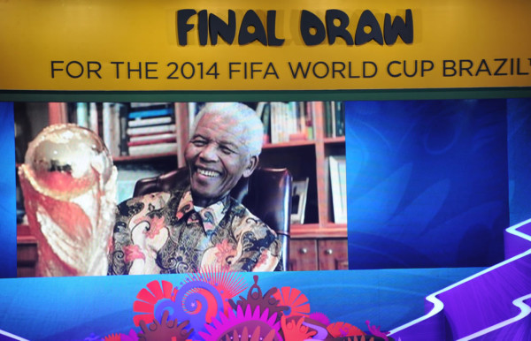 Vista de un homenaje al fallecido expresidente sudafricano Nelson Mandela, previo al sorteo del Mundial de Fútbol Brasil 2014 en Costa do Sauípe, Bahia (Brasil).