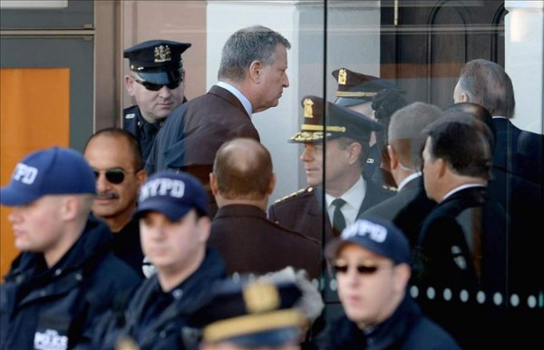 Policías dan la espalda al alcalde de Nueva York en funeral de su compañero