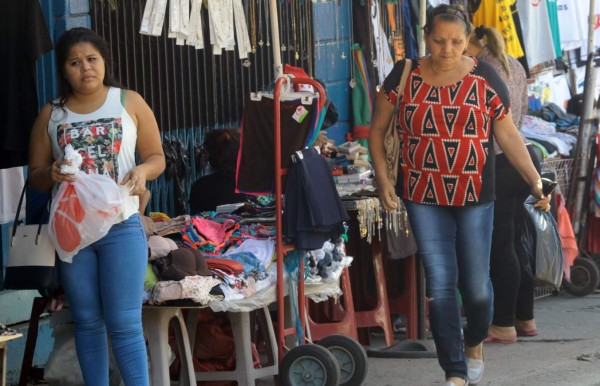 Sampedranos inundan tiendas para hacer compras navideñas