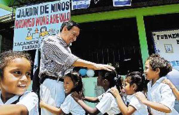 Wong Arévalo: 'Continuaré apoyando la educación” de los niños de Tacamiche