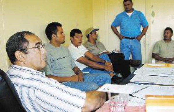 Transportistas de Roatán se quejan