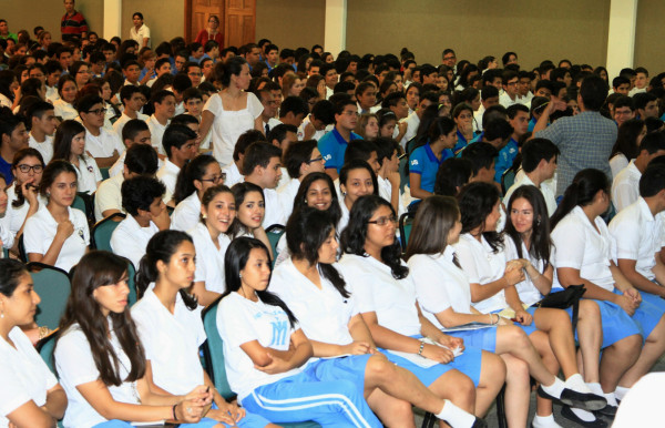 A 2,000 alfabetizarán estudiantes bilingües
