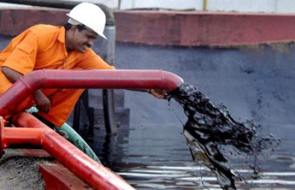 Precio del crudo se hunde en Nueva York y Londres