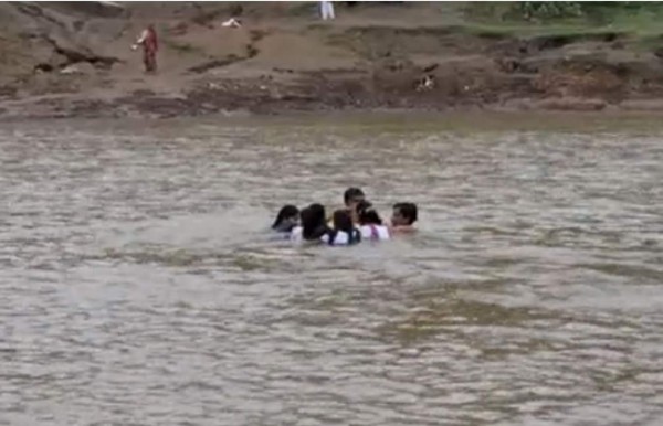 Video: Niños cruzan río nadando para llegar a la escuela 