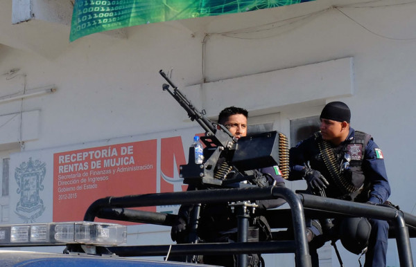 Ejército mexicano se enfrenta a autodefensas para obligarlas a desarmarse