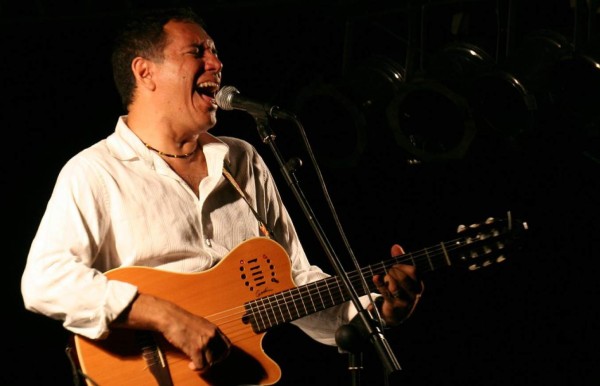 Guillermo Anderson, talentoso cantautor hondureño.