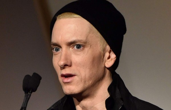 Eminem luce ojeroso y demacrado, además las venas resaltan en su cara. Foto: AFP.