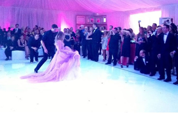 Kaley Cuoco se casó de rosa en Año Nuevo