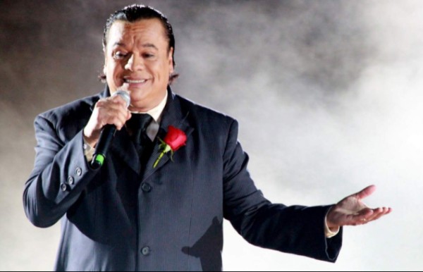 Difunden video de Juan Gabriel acompañado de misterioso hombre