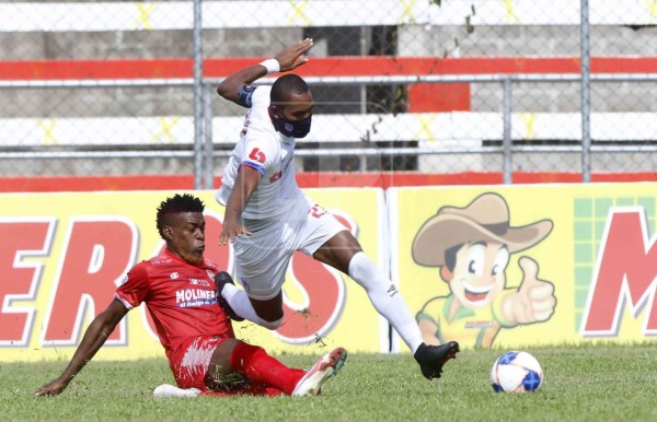 Jerry Bengtson volvió a usar la mascarilla en los partidos y explica las razones