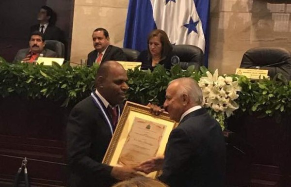 Congreso entrega premios a destacados periodistas de Honduras