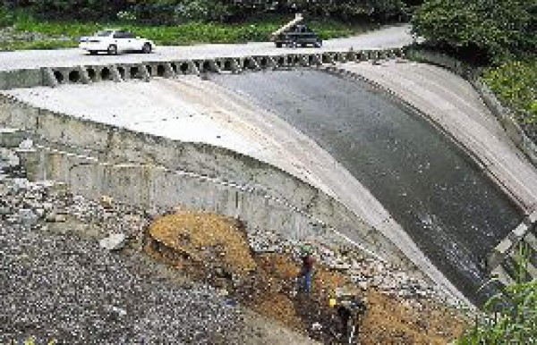 Protegen plancha del vado de la Juan Lindo