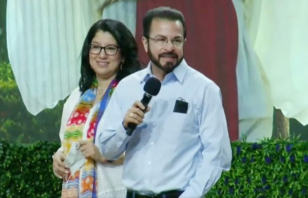 VIDEO: Así presentó el pastor German Ponce a su esposa