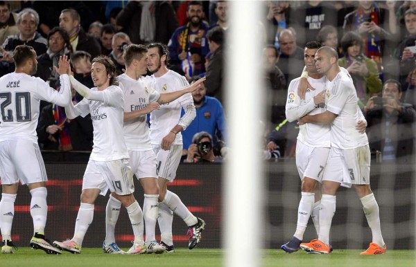 Real Madrid frenó con diez al Barcelona y se quedó con el clásico