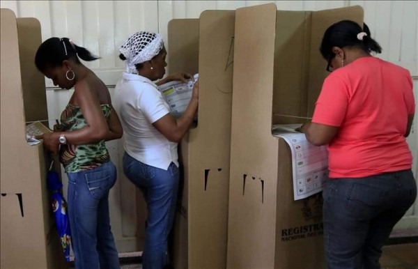 Abren los centros de votación para la segunda vuelta presidencial en Colombia