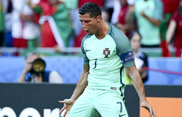 Cristiano se viste de héroe y mete en octavos a Portugal