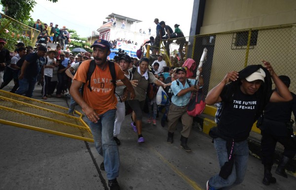 Caravana migrante rompe cerco en frontera y entra a México