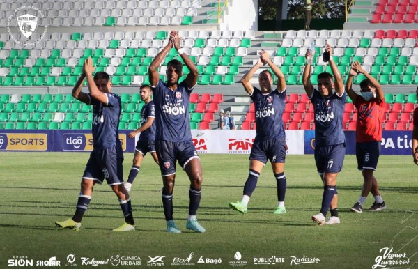 Insólito: El Royal Pari de Rubilio Castillo se presentó con siete jugadores en partido que duró 10 minutos