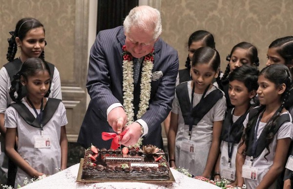 El príncipe Carlos corta el pastel de su 71 cumpleaños en la India