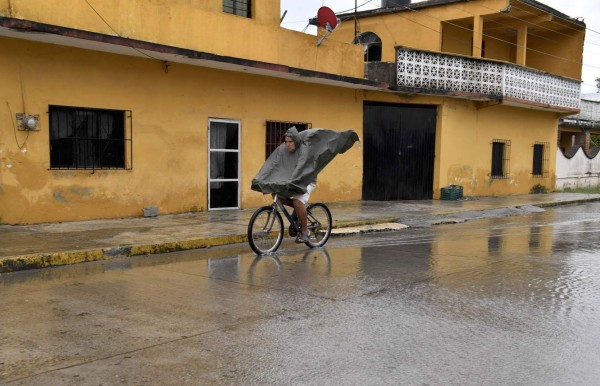 El huracán Katia se refuerza mientras sigue hacia México