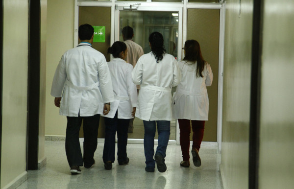 Médicos en servicio reclaman su pago