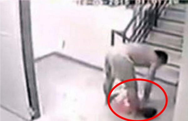 El niño murió días después por heridas en sus órganos y una inflamación cerebral. Foto YouTube.