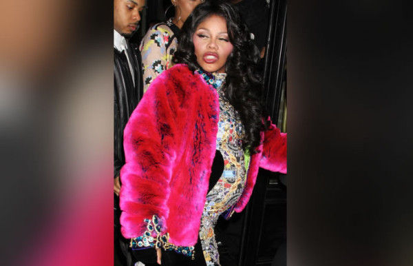 Lil’ Kim presume su embarazo