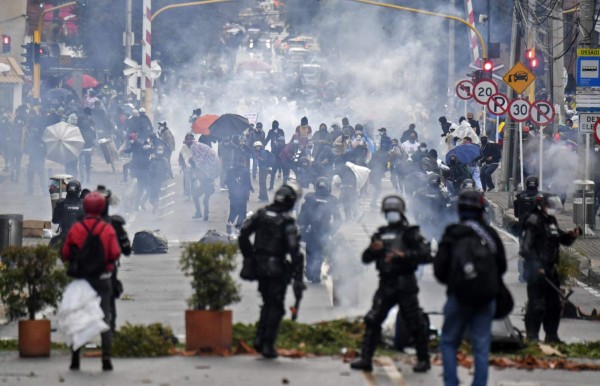 Al menos 17 muertos y 800 heridos en cinco días de disturbios en Colombia