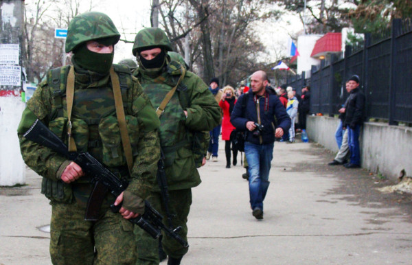 Largas colas ante los bancos de Crimea por temor al referéndum   