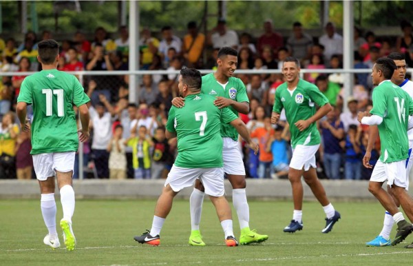 'Choco' Lozano y jugadores de la Liga Nacional llevan alegría y paz a colonia de San Pedro Sula