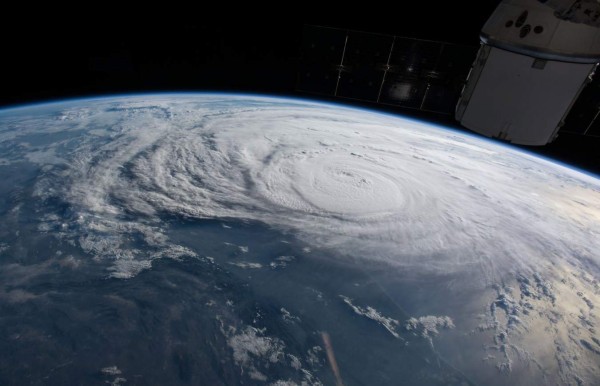 Harvey desde el espacio, débil pero aún peligroso