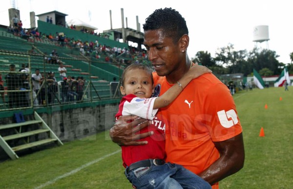 ¡Bonito gesto! Costly cumple el sueño de un pequeño guerrero