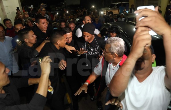 ¡Lamentable! Un aficionado intentó robarle a Ronaldinho a su llegada a Honduras