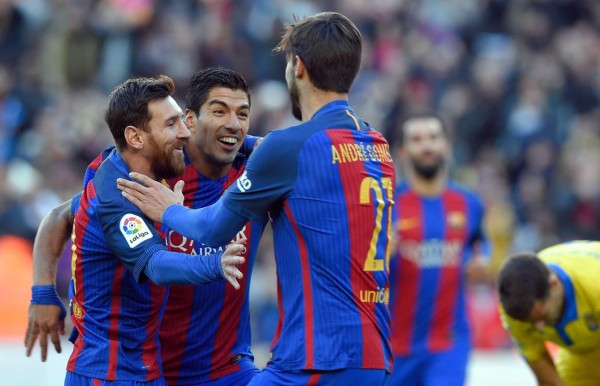 Barcelona golea a Las Palmas y se mantiene en la lucha por la Liga española