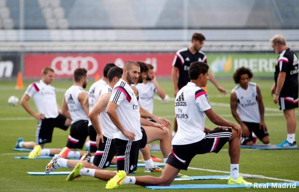 Cristiano entrega a Florentino Pérez una réplica del Balón de Oro