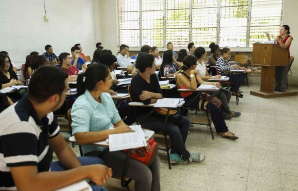Vuelven las clases a la Unah-vs; director llama a jóvenes a diálogo