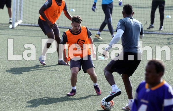 Hijo de exfutbolista Néstor Peralta se prueba en el Olimpia