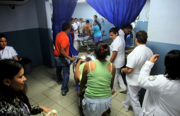 Mueren ayudante y pasajera al caer bus en río en Atlántida  