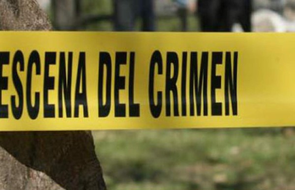 Sicario en moto dispara a víctima y muere al estrellarse contra muro