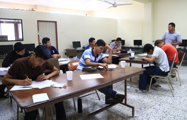 Cuatro hondureños van con todo por la medalla de oro en Matemáticas