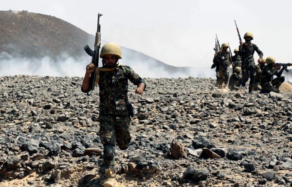 Rebeldes yemeníes lanzan un misil contra petrolera estatal de Arabia Saudí