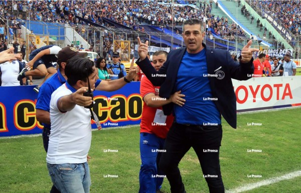 Diego Vázquez quería meter su familia por el sector de camerinos y no se lo permitieron.