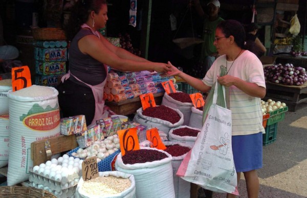Hondureños pagan el impuesto sobre ventas más elevado de Centroamérica