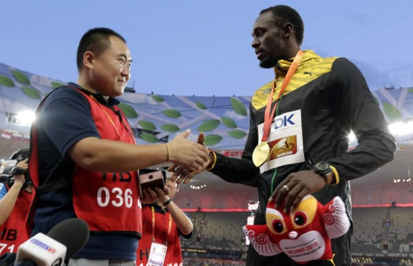VIDEO: Camarógrafo que atropelló a Usain Bolt le pide disculpas