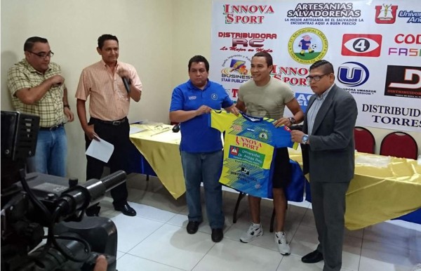 'Rambo' de León es presentado como nuevo fichaje del Municipal Limeño