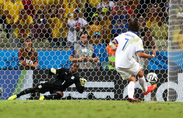 Samaras clasifica a Grecia a octavos con un gol de penal en el descuento