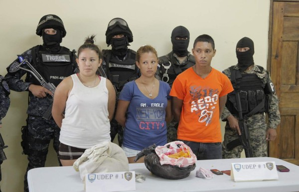 Capturan a tres jóvenes en posesión de cinco libras de marihuana en Atlántida