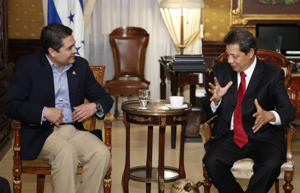 Hernández recibe delegación de alto nivel de Venezuela