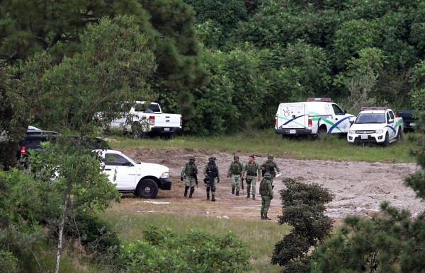 Hallan más restos humanos en fosa clandestina en México
